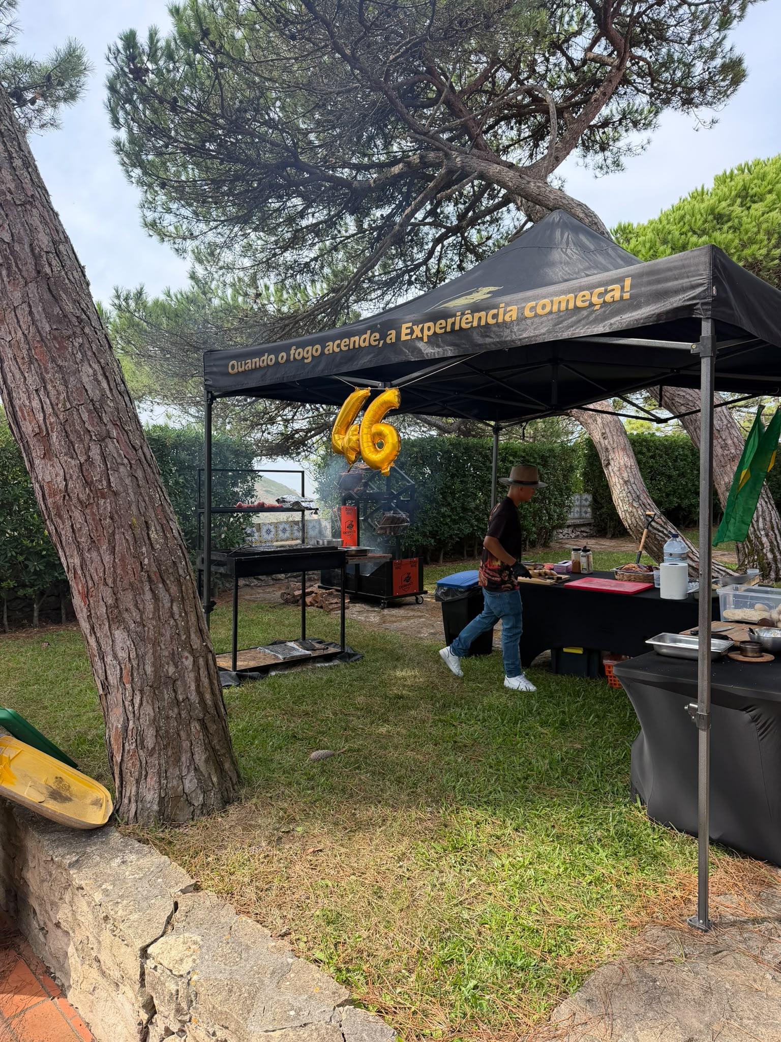 Festa privada com tenda e balões — churrasco brasileiro em Lisboa