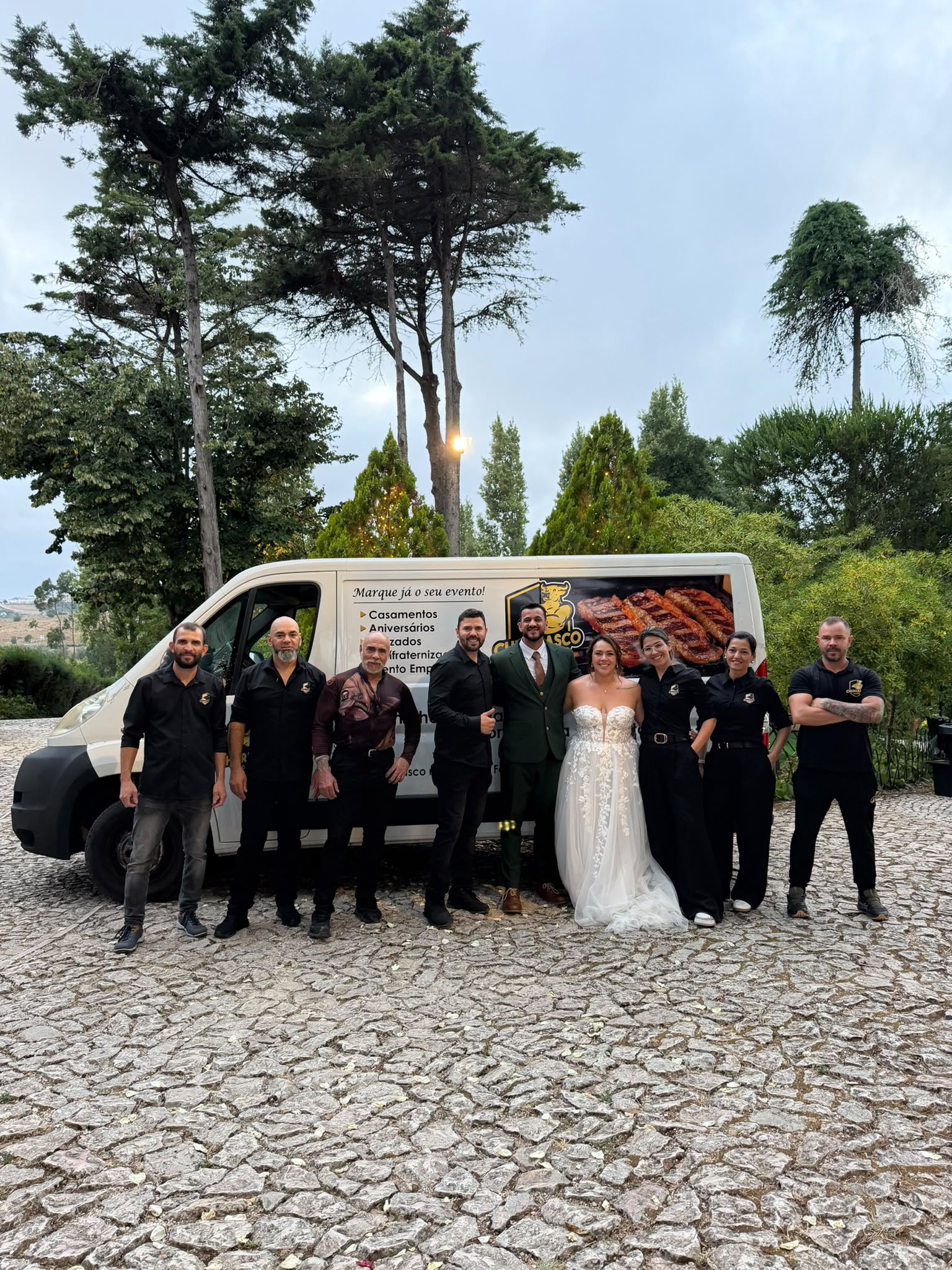 Casamento com churrasco brasileiro — noivos com a equipa Churrasco da Elite