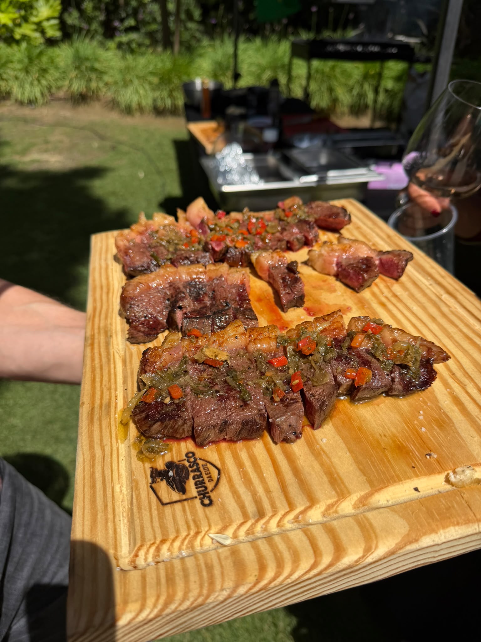 Tábua de picanha com chimichurri e logótipo gravado — Churrasco da Elite