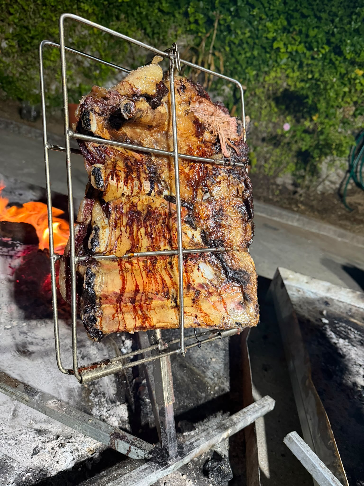 Costelão a ser grelhado no fogo de chão — Churrasco da Elite